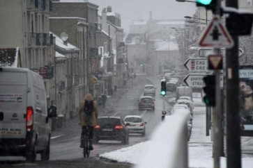 تساقط الثلوح يؤدي الى حالة من الفوضى في فرنسا