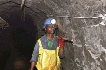 950 عامل منجم عالقون تحت الارض إثر عطل كهربائي في جنوب افريقيا
