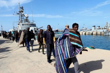 مهاجرون أنقذهم خفر السواحل الليبي يصلون إلى طرابلس