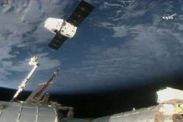 "ناسا": مركبة "دراغون" ستحمل رائد فضاء روسي