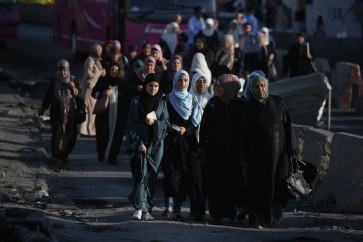 فلسطينيو الضفة يتوافدون الى المسجد الأقصى وسط اجراءات مشددة من سلطات العدو