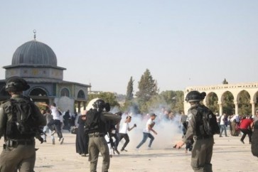 قوات "إسرائيلية" تحاصر المصلين في الأقصى وسط اقتحام المستوطنين