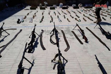 :  صور للأسلحة التي عثر عليها الجيش السوري في منطقة الحولة بريف حمص الشمالي، بعضها "إسرائيلية" الصنع.