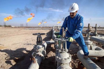 النفط ينزل مع تصاعد النزاع التجاري لكن هبوط المخزون يدعم الخام الأمريكي
