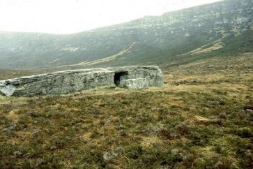 مقابر جماعية من العصر الحجري تكشف أدلة مثيرة عن تسونامي