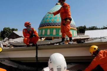 إنقاذ امرأة من تحت الأنقاض بعد يومين من زلزال إندونيسيا المدمر
