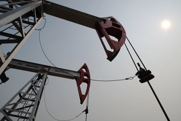 النفط يوسع خسائره بعد أكبر تراجع في عامين