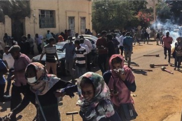 السودان.. الشرطة تفرق آلاف المحتجين بالعاصمة الخرطوم