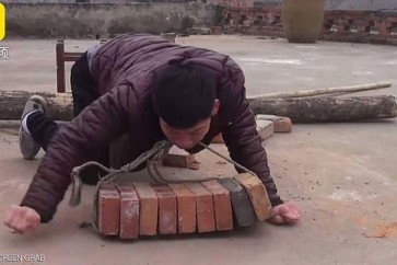 رغم حالته الصحية الصعبة.. شاب صيني يساعد عائلته بعمل شاق