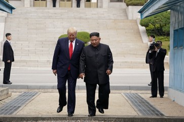 ترامب يلتقى زعيم كوريا الشمالية على الحدود بين الكوريتين ويعبر لداخل كوريا الشمالية