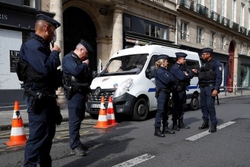 رجل يهاجم ضباط شرطة بسكين في باريس