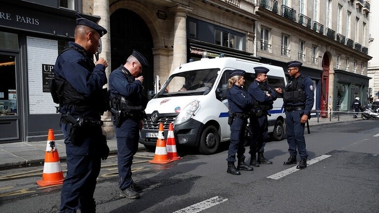 رجل يهاجم ضباط شرطة بسكين في باريس
