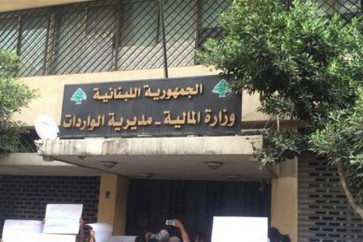اعتصام امام مبنى الواردات في بشارة الخوري