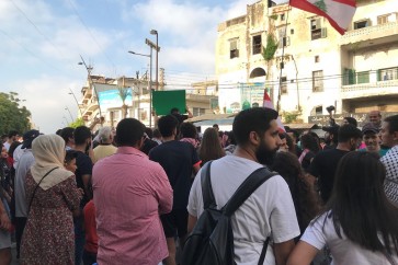 محتجون في محلة البوابة الفوقا صيدا استعدادا للانطلاق في التظاهرة المطلبية الشعبية