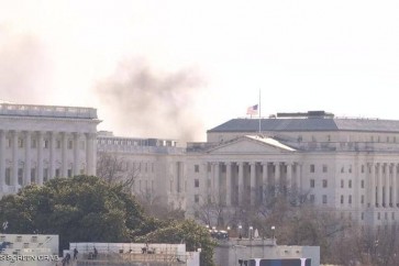 أعمدة دخان تظهر خلف مبنى الكونغرس