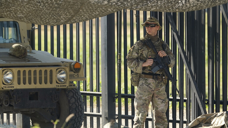 عنصر في الحرس الوطني الأمريكي في جانب من الحدود مع المكسيك عند بلدة ديل ريو في تكساس