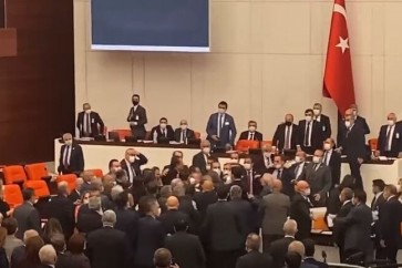 شجار داخل البرلمان التركي بين نواب عن الحزب الحاكم والمعارضة