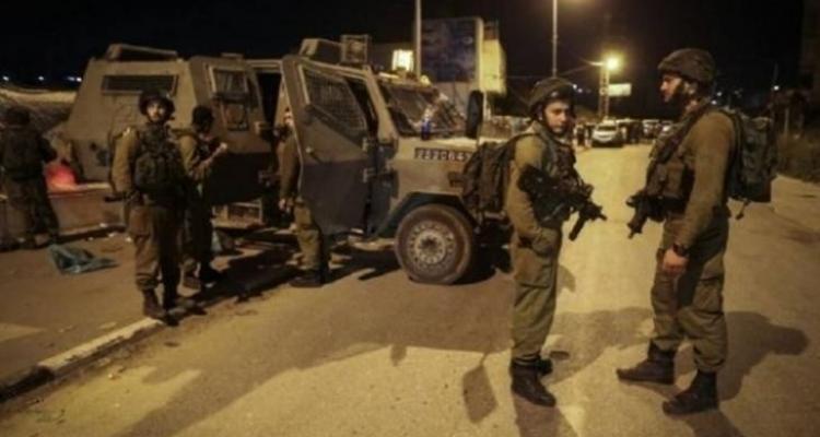 الاحتلال يعتقل 10 فلسطينيين من الضفة الغربية