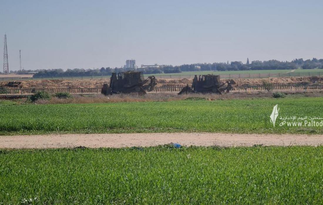 الاحتلال يستهدف المزارعين شرق غزة ويصيبهم بالاختناق