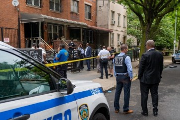 أعلنت شرطة مدينة نيويورك الأمريكية، أن نسبة الجرائم ارتفعت بنسبة 31% خلال شهر يونيو الماضي، بالمقارنة بالشهر نفسه من العام الماضي.  وحسب إحصاءات الشرطة، ارتفعت معدلات السرقة الكبرى بنسبة 41٪، وارتفعت معدلات السرقة بنسبة 36.1٪، وارتفعت معدلات السطو على المنازل والمؤسسات بنسبة 33.8٪، مشيرة إلى ارتفاع مؤشر الجريمة بنسبة 31.1٪ بشكل عام من يونيو 2021.  وقالت شرطة نيويورك إنه الشهر الماضي شهد ارتكاب 26 جريمة قتل، مشيرة إلى انخفاض حوادث إطلاق النار بنسبة 24.2٪ في يونيو.  وأفادت الشرطة بأنها صادرت أكثر من 3700 بندقية حتى تاريخه في عام 2022، مبينة أنه تم تنفيذ 355 عملية اعتقال بتهمة حيازة السلاح في يونيو 2022 ليرتفع العدد الإجمالي للأشهر الستة من العام على مستوى المدينة إلى 2381، بزيادة قدرها 4٪ عن 2290 عملية اعتقال للسلاح في النصف الأول من عام 2021.