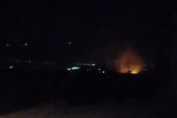 حريق جنوب الوزاني بسبب قنبلة مضيئة القاها جيش الاحتلال