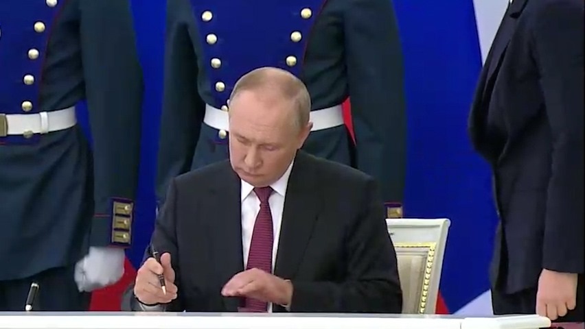 بوتين يوقع اتفاق انضمام الاقاليم الاربعة الى روسيا