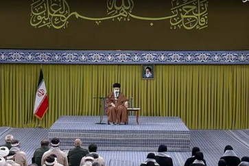 الامام السيد علي الخامنئي خلال استقباله جمعاً من قوات التعبئة في حسينية الامام الخميني (ره)