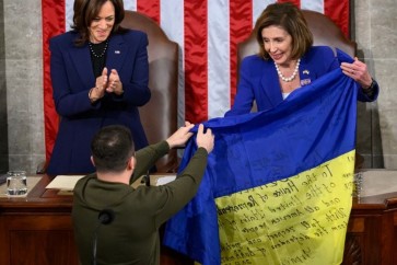 زيلينسكي يهدي العلم الأوكراني إلى بيلوسي وهاريس في الكونغرس