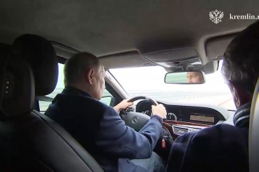 بوتين يتفقد جسر القرم ويعبره بسيارته