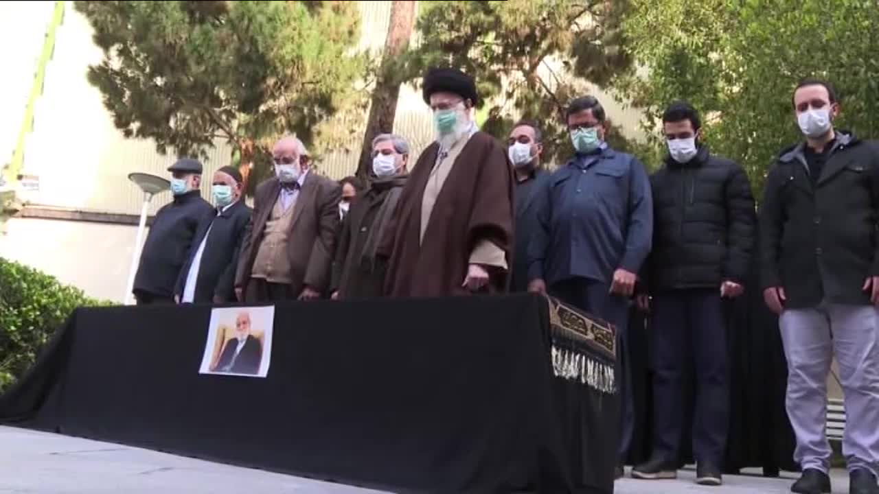 بالفيديو | الإمام الخامنئي يؤدي الصلاة على جثمان الفقيد عباس شيباني