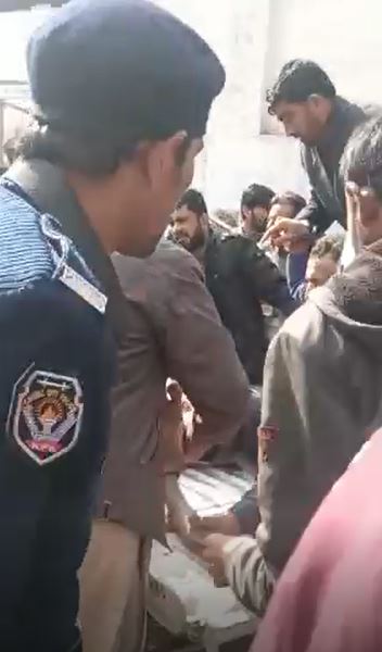 انفجار بمسجد داخل مقر للشرطة في بيشاور