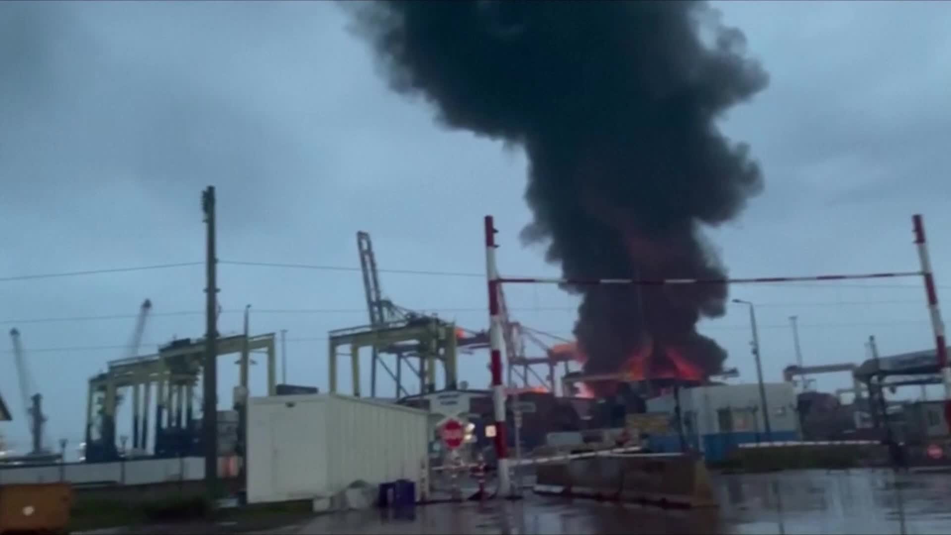 حريق كبير في ميناء إسكندرون في إقليم هاتاي المطلّ على البحر المتوسط جنوب تركيا