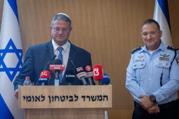 وزير الأمن القومي إيتمار بن غفير (يسار) ورئيس الشرطة كوبي شبتاي خلال مؤتمر صحفي في وزارة الأمن القومي في القدس، 24 يناير