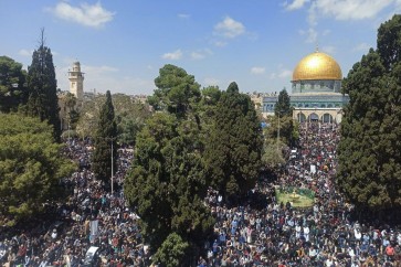 حشود مهيبة أدّت صلاة الجمعة الأخيرة من شهر رمضان بالمسجد الأقصى