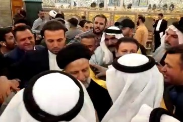 الشيوخ العربية تقدم العباءة للسيد رئيسي في مقام السيدة زينب عليها السلام