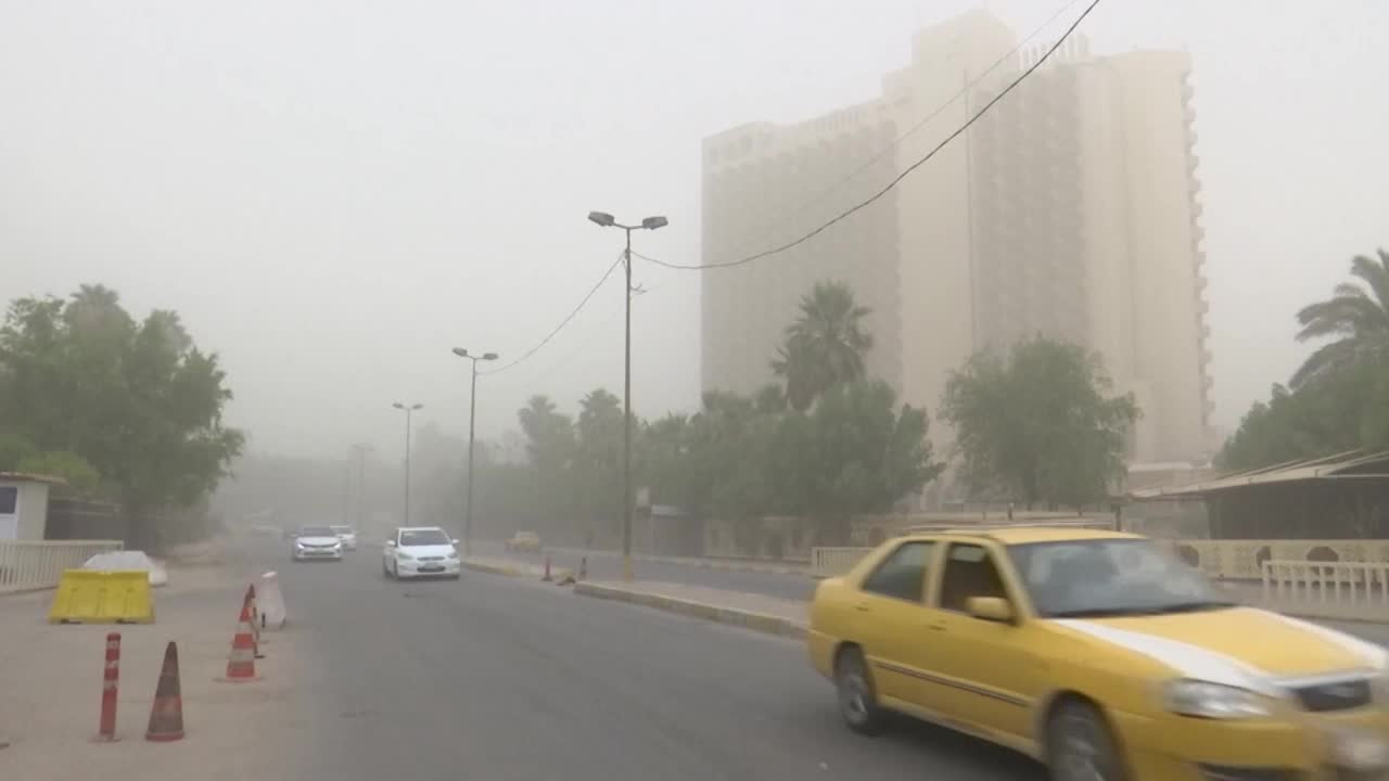 عاصفة ترابية تعيق الرؤية وتتسبب بإصابات بالاختناق في بغداد ومحافظات عدّة