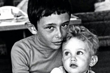 صورة لرئيس تيار المردة سليمان فرنجية طفلاً برفقة أخته جيهان التي كانت احدى ضحايا مجزرة اهدن