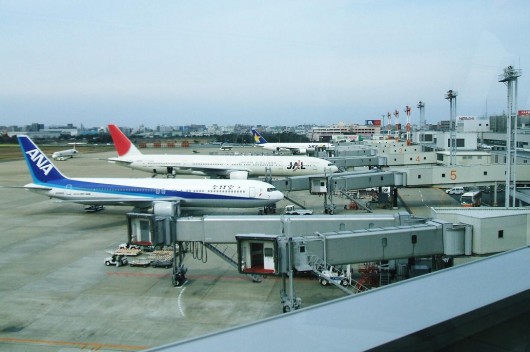 وقوع حادثة تصادم طائرتين بمطار في اليابان