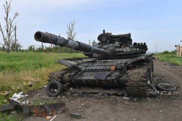 دبابة أوكرانية مدمرة قرب أرتيوموفسك