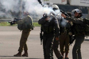 الاحتلال الاسرائيلي يطلق قنابل الغاز على الشبان الفلسطينيين في الضفة الغربية