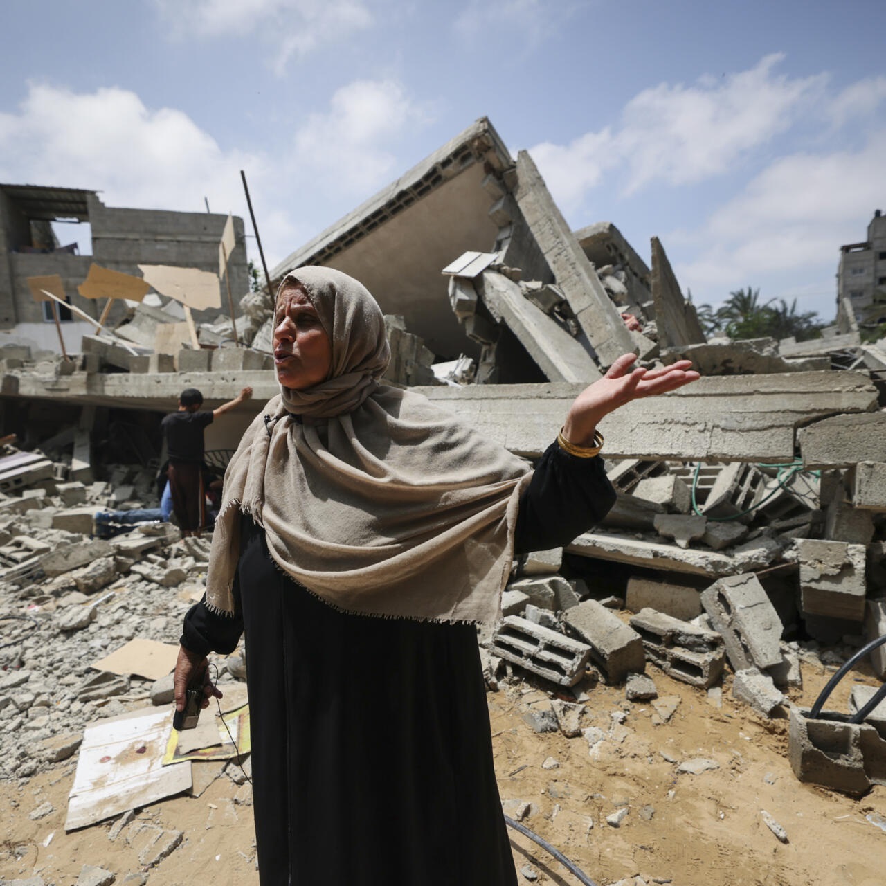 صرخة فلسطينية غزاوية فقدت بيتها وعائلتها في قصف الاحتلال في قطاع غزة