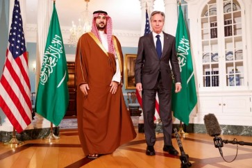 بلينكن خلال لقائه وزير الدفاع السعودي الأمير خالد بن سلمان (رويترز)