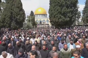 فلسطين رغم قيود الاحتلال.. 120 ألفًا يؤدون صلاة الجمعة الث...ر رمضان في المسجد الأقصى - snapshot 17.52